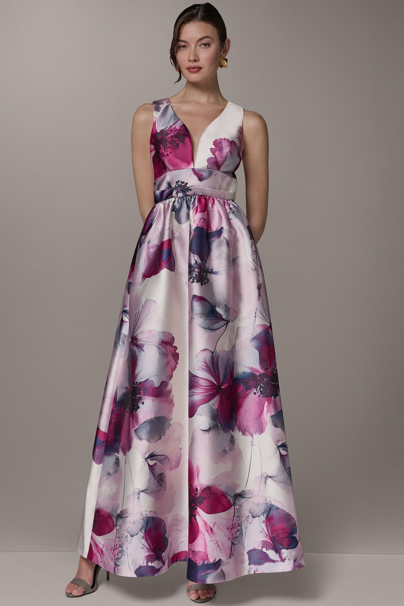 Donna Karan | SLEEVELESS FIT AND FLARE GOWN