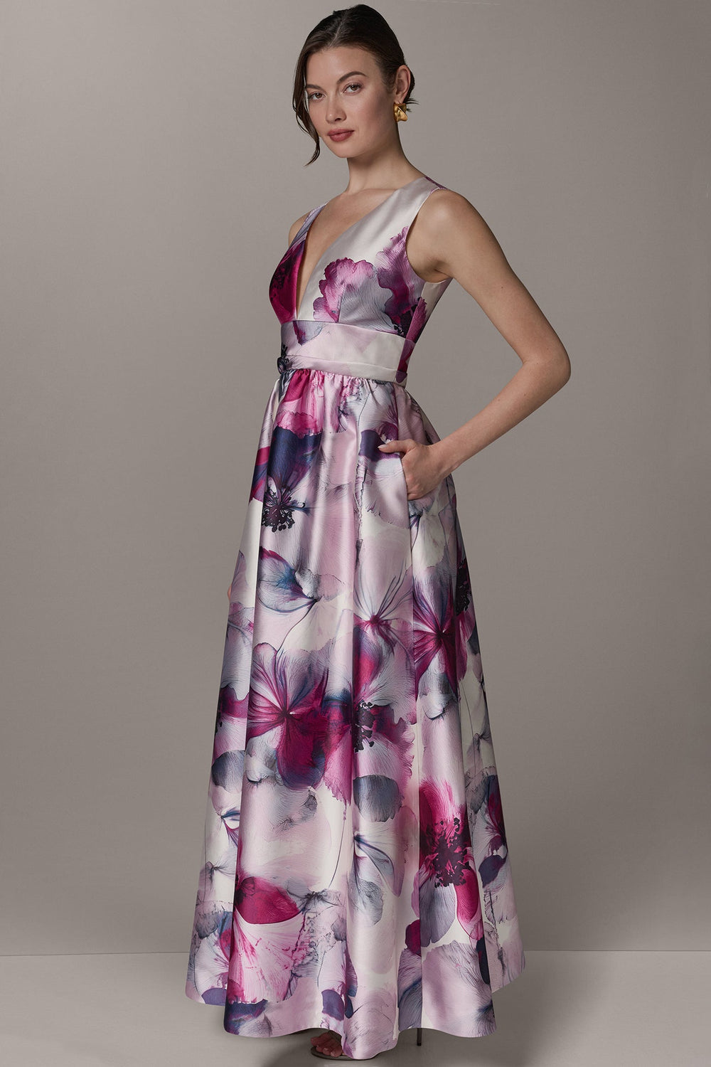 Donna Karan | SLEEVELESS FIT AND FLARE GOWN