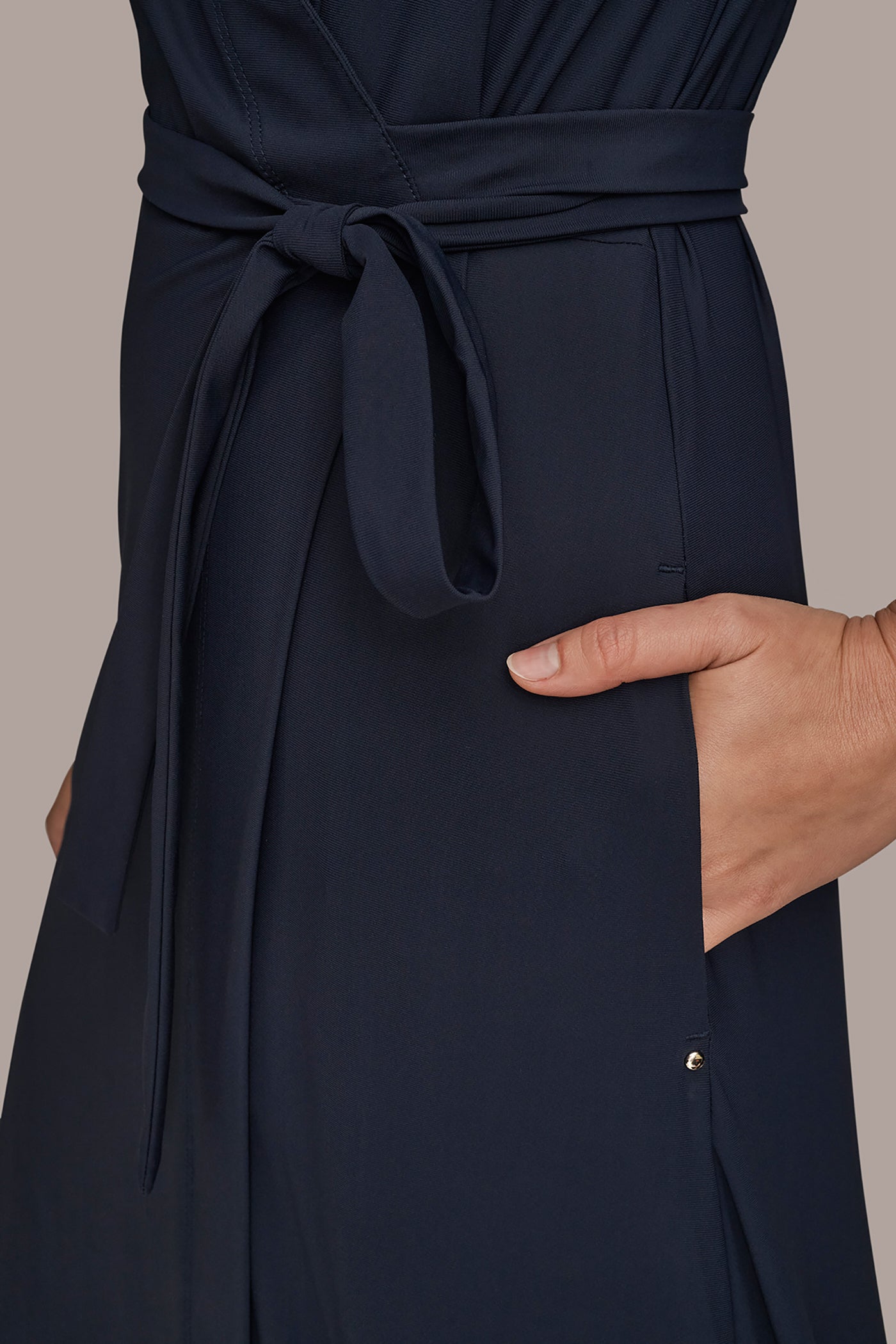 Donna Karan | THE MODERN TRAVEL ELBOW-SLEEVE MIDI WRAP DRESS
