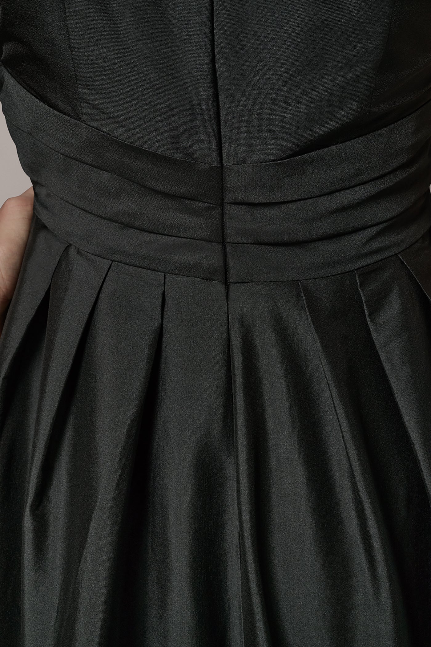 Donna Karan | SLEEVELESS V-NECK TAFFETA MIDI COCKTAIL DRESS