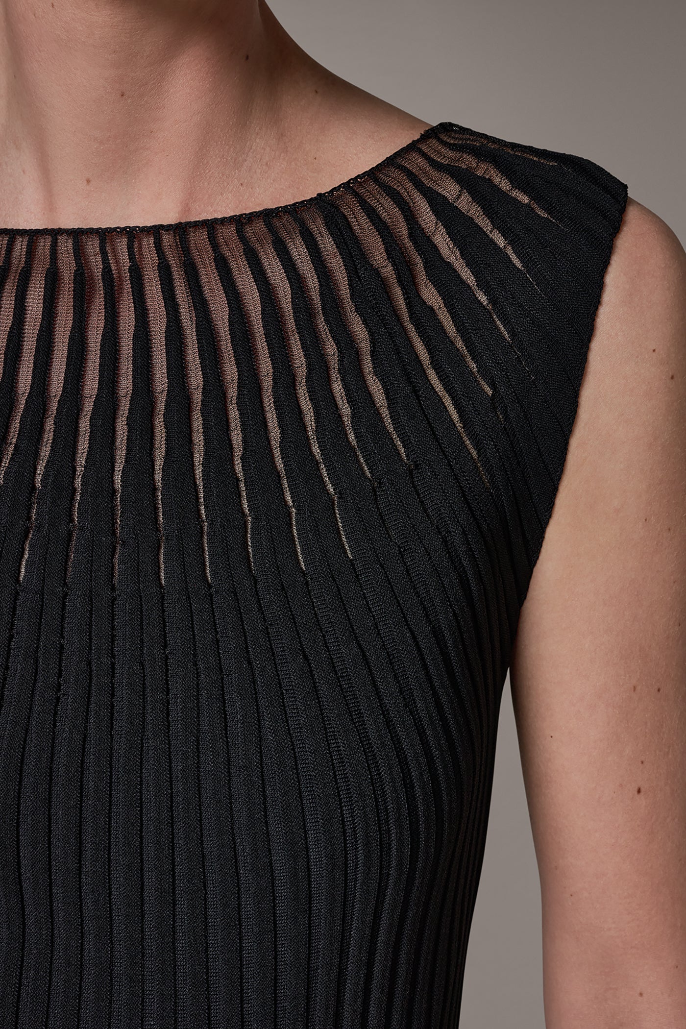 Donna Karan | RIBBED SLEEVLESS SWEATER