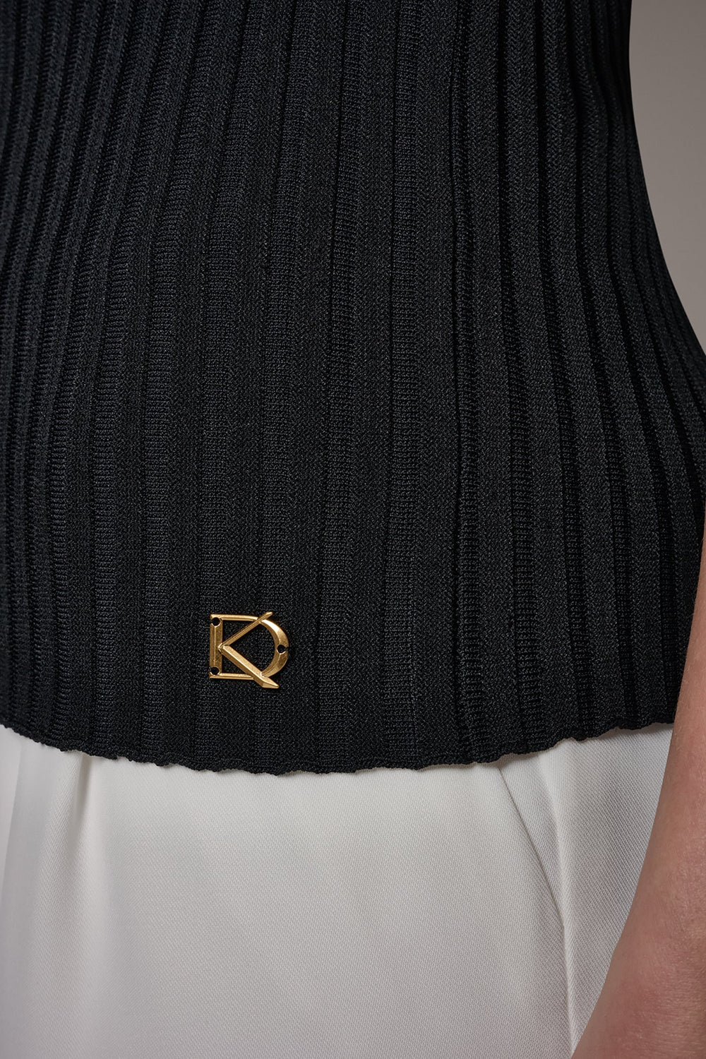 Donna Karan | RIBBED SLEEVLESS SWEATER