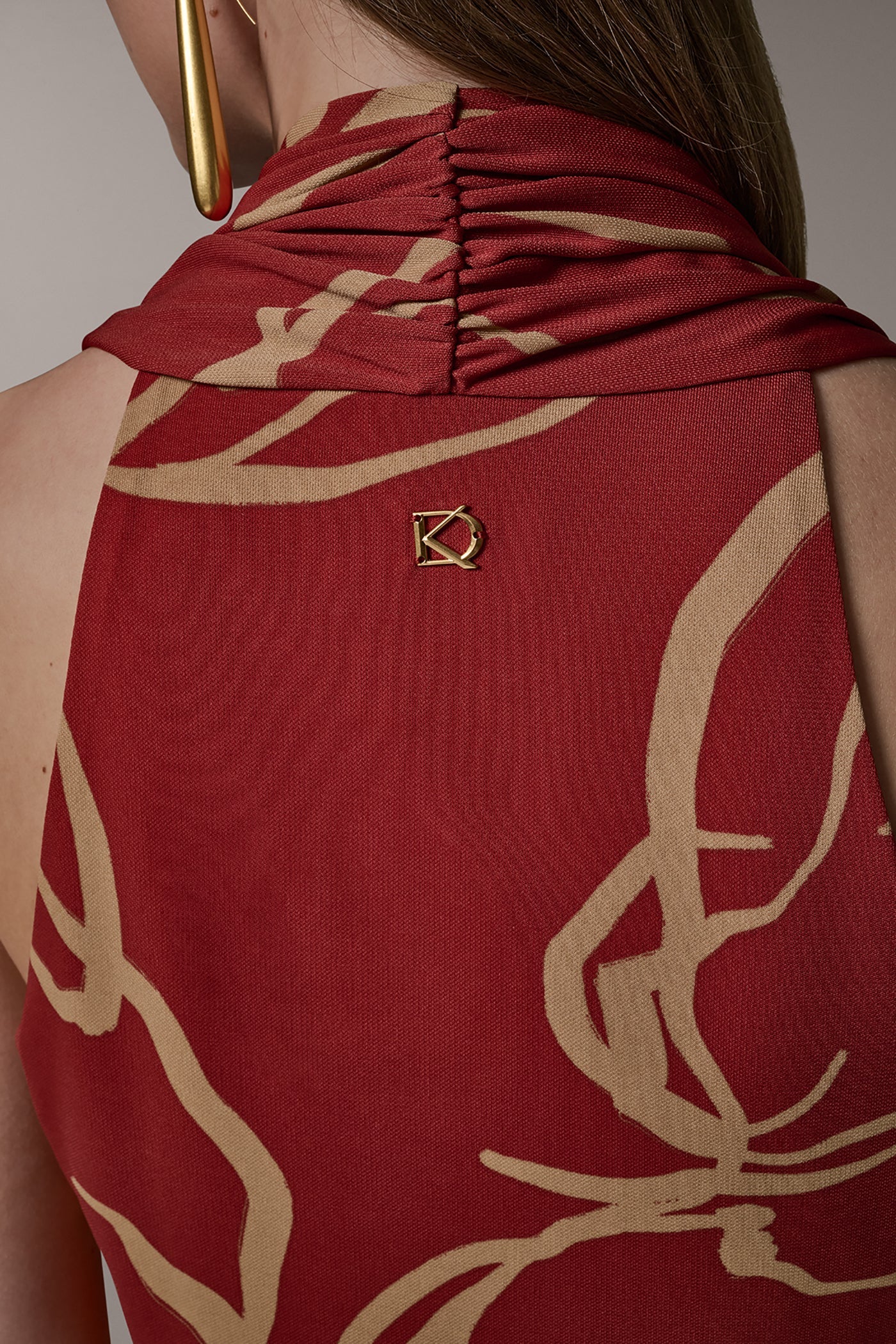 Donna Karan | RUCHED V-NECK TOP