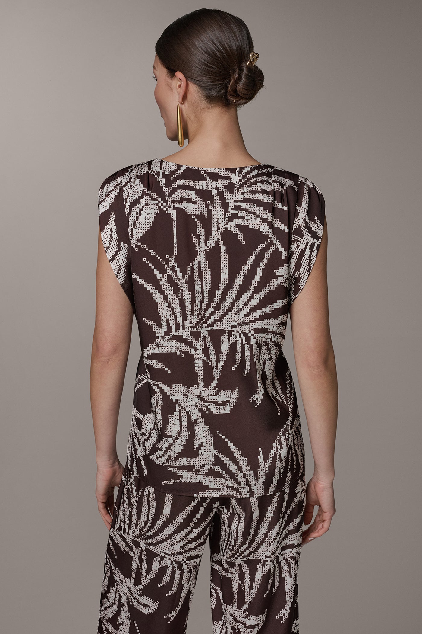 Donna Karan | SLEEVELESS EXTENDED SHOULDER TOP