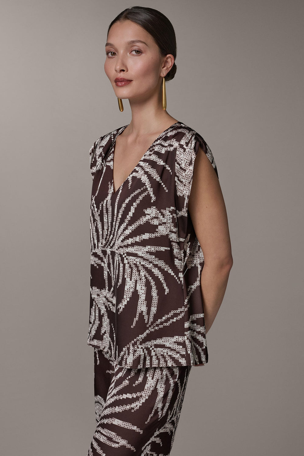 Donna Karan | SLEEVELESS EXTENDED SHOULDER TOP