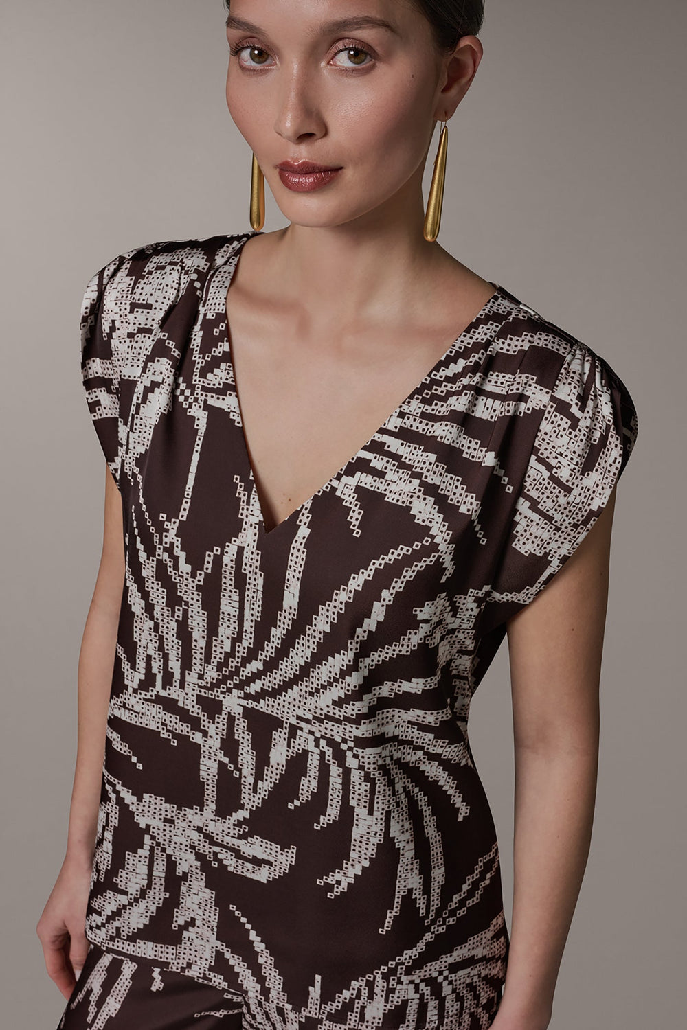 Donna Karan | SLEEVELESS EXTENDED SHOULDER TOP