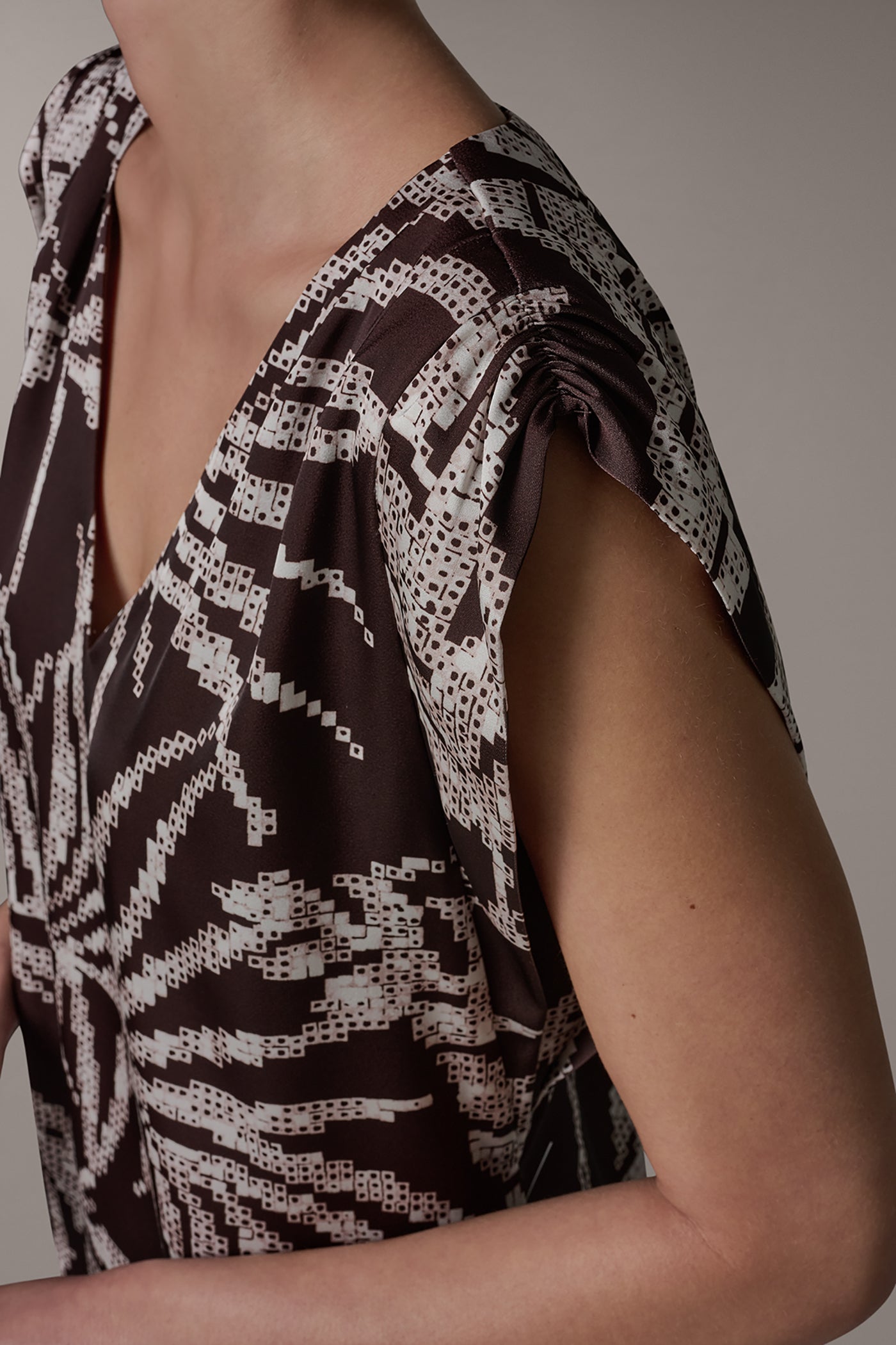 Donna Karan | SLEEVELESS EXTENDED SHOULDER TOP