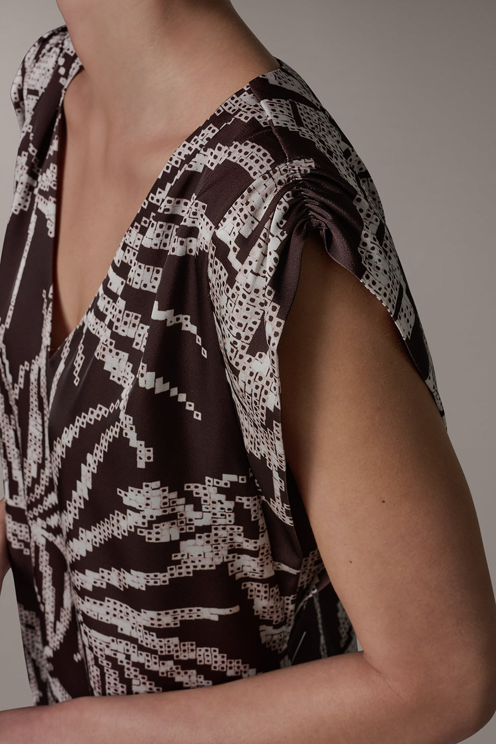 Donna Karan | SLEEVELESS EXTENDED SHOULDER TOP