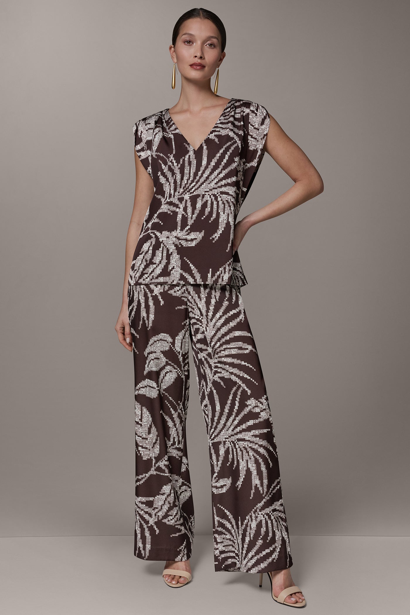 Donna Karan | SLEEVELESS EXTENDED SHOULDER TOP