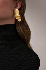 Donna Karan | OVERSIZED TWISTED STUD EARRING