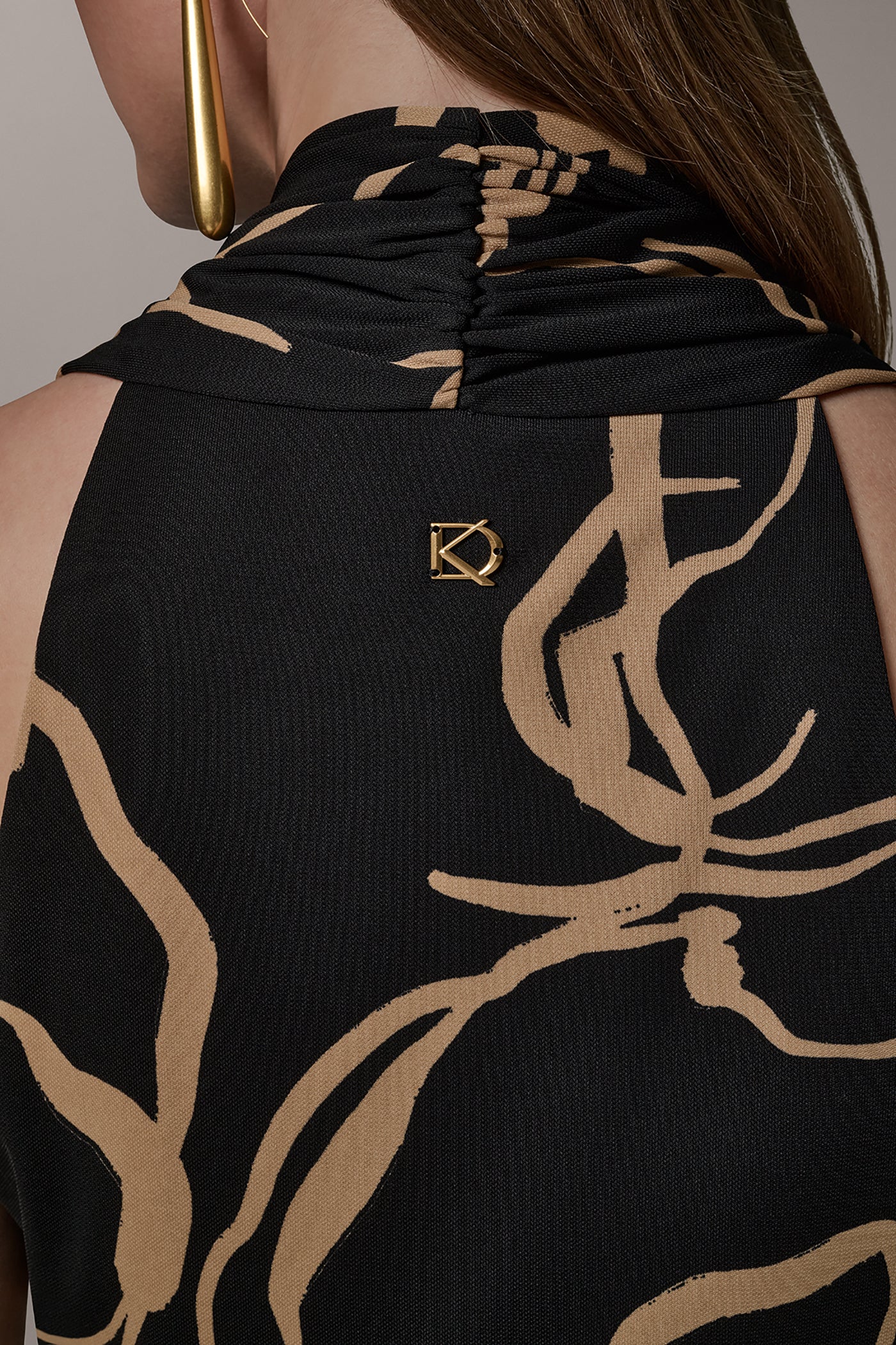 Donna Karan | RUCHED V-NECK TOP