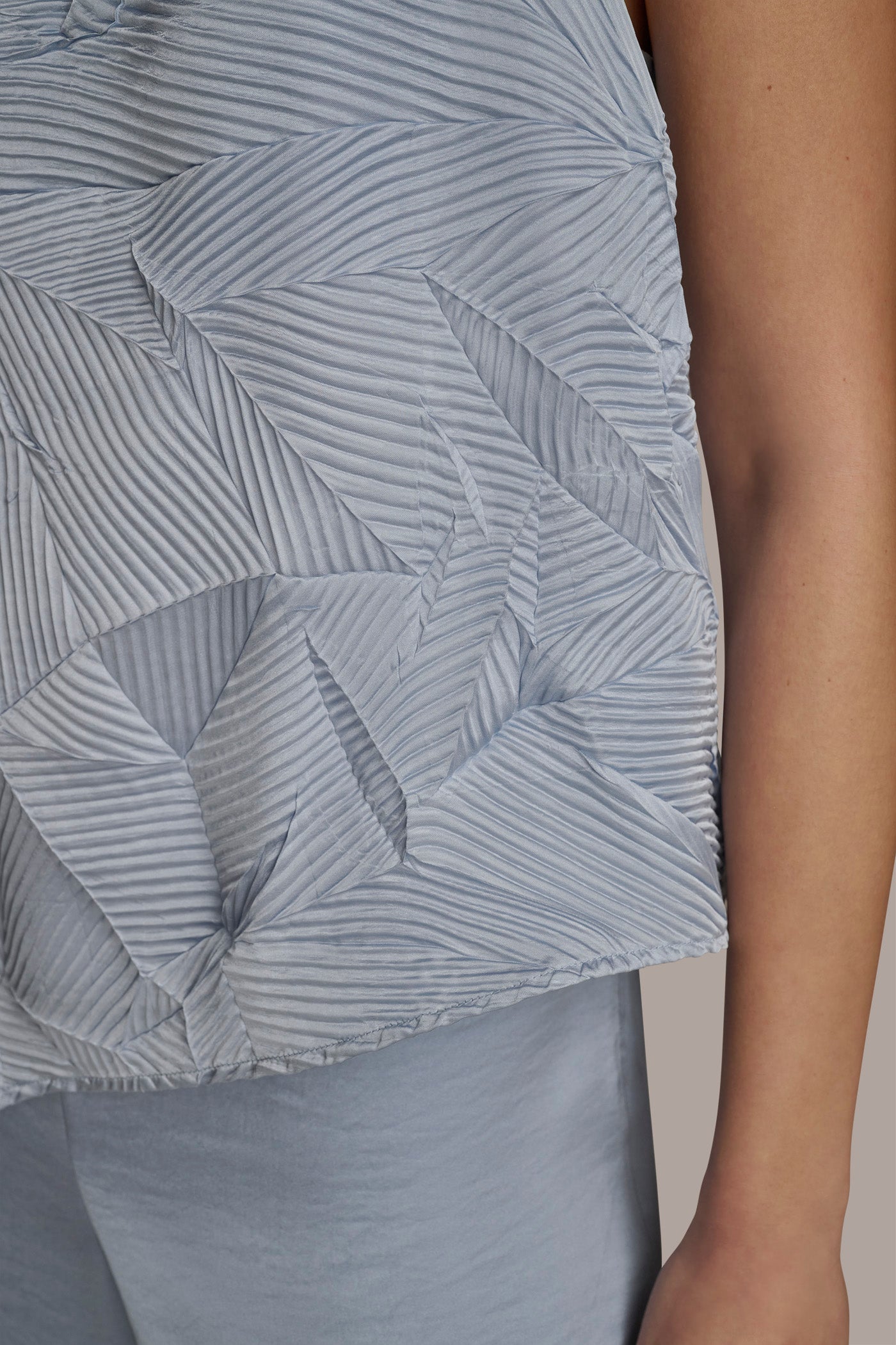 Donna Karan | TEXTURED TOP WITH ANGLED HEM