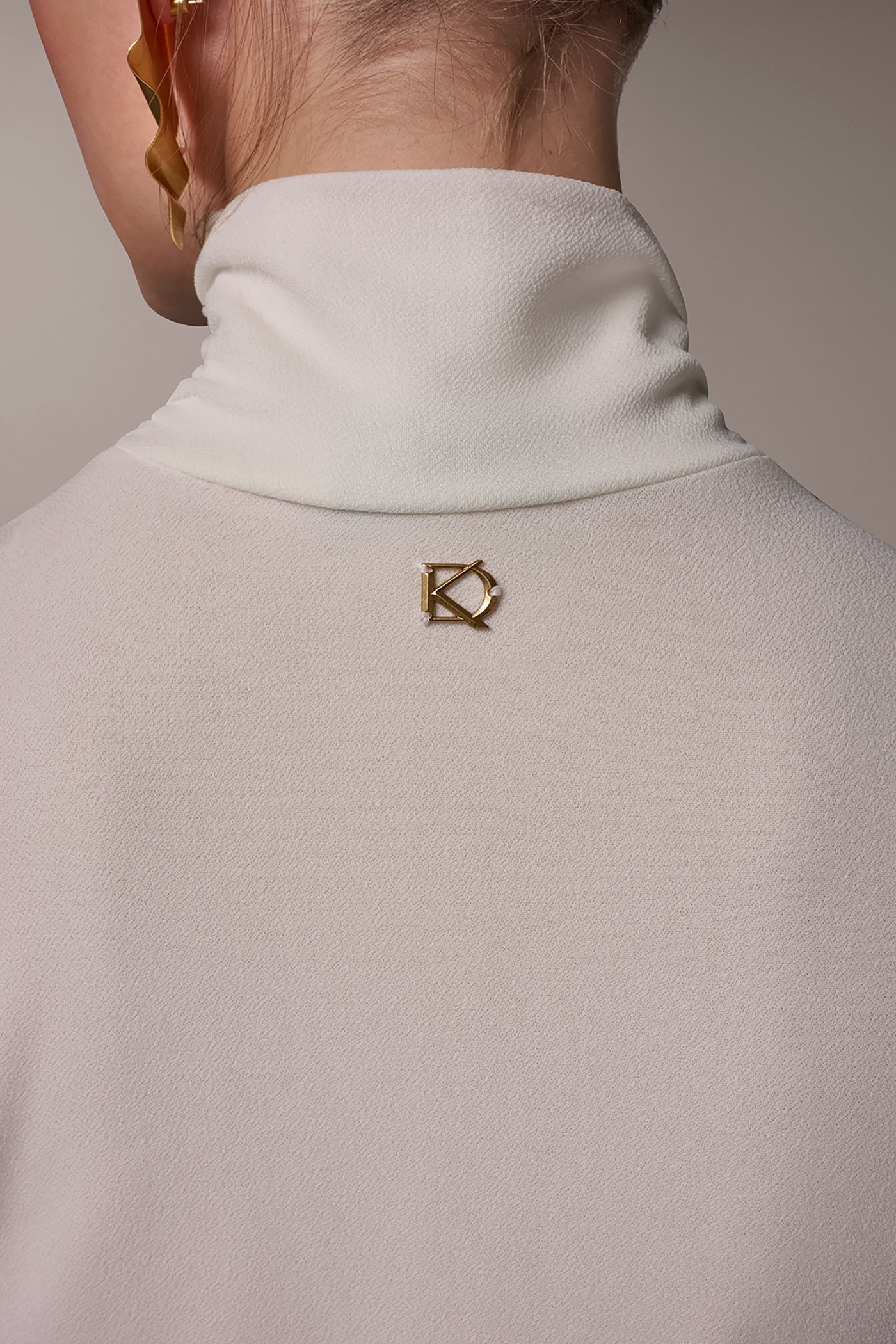 Donna Karan | BUTTON SHOULDER BLOUSE