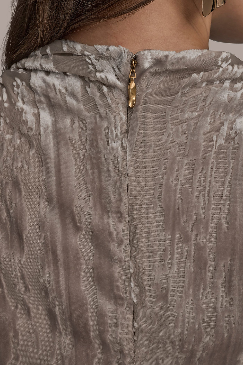 Donna Karan | SLEEVELESS HIGH-NECK BURNOUT BLOUSE
